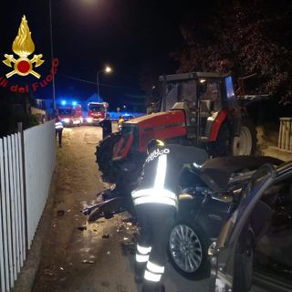I soccorsi dei vigili del fuoco dopo l'incidente a Cantarana