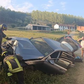 I vigili del fuoco al lavoro sull'auto incidentata in strada per Azzano