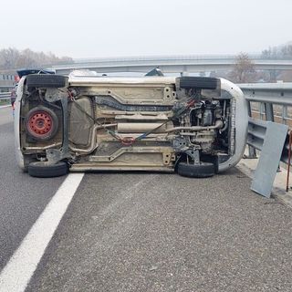 Incidente sulla tangenziale tra Isola e Asti: tamponamento tra un camion e un Doblò che si ribalta