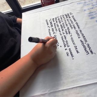 Un bambino scrive sul lenzuolo