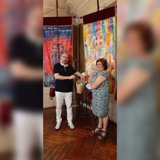Il sindaco Rasero consegna alla segretaria Con Te Caterina Briatore una borsa di tappi