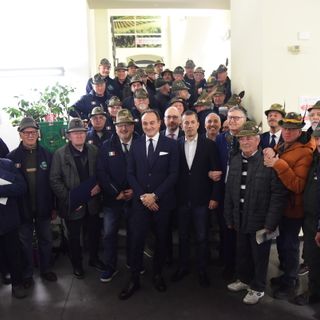 Il gruppo di Penne Nere ad Astiss con le autorità presenti all’incontro.