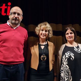 Il sindaco Rasero ritratto, da Merfephoto - Efrem Zanchettin, con la professoressa Silvia Caronna (docente a capo del progetto) e la dirigente scolastica Stella Perrone