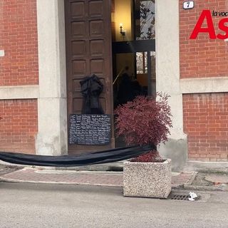 L'ingresso della struttura listato a lutto in occasione di una manifestazione spontanea sul finire dello scorso anno