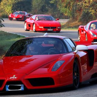 Alcune auto che hanno preso parte a un precedente raduno