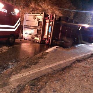 Autoarticolato si ribalta tra Cassinasco e Bubbio. Intervenuti i Vigili del Fuoco
