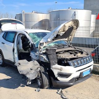 Incidente stradale a Castello di Annone, auto urta violentemente un tir