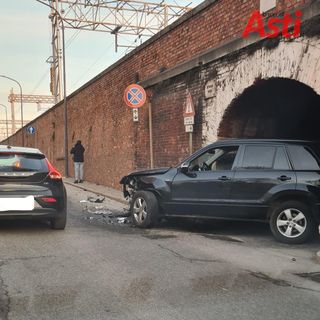 Incidente in corso Gramsci, coinvolti tre veicoli, per una probabile mancata precedenza all'uscita del sottopasso