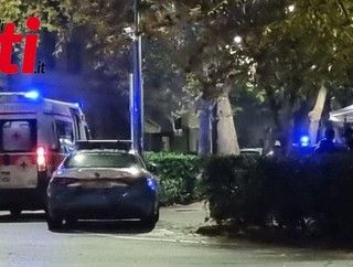 Forze dell'ordine impegnate a seguito della violenta lite verificatasi sabato notte nei pressi di uno dei chioschi di corso alla Vittoria. A fine articolo altre immagini relative queste strutture e i commenti pubblicati su Facebook da Luigi Giacomini e Sergio Ebarnabo