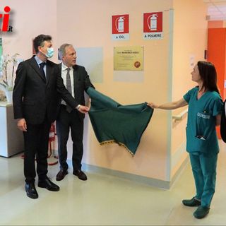 La scopertura della targa. Con il prefetto e il dirigente Barbero, la moglie Gabriella (in verde). MerfePhoto