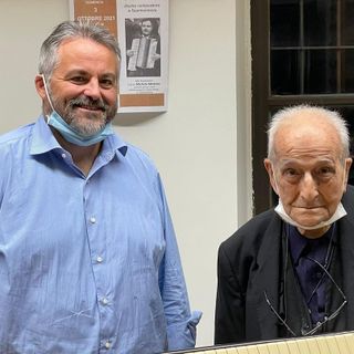 Don Minetti ritratto con il sindaco di Calamandrana Fabio Isnardi (immagine tratta dal profilo Facebook del sindaco)