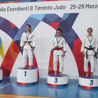 Ginevra Aloise (terza da sinistra a destra) sul podio