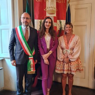 Kejsi Berbiu ritratta con il sindaco Maurizio Rasero e l'assessore all'Istruzione Loretta Bologna