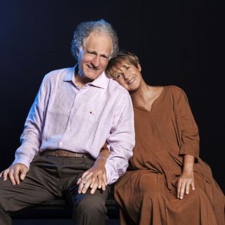 Lella Costa e Elia Schilton ritratti in una foto promozionale di &quot;Le nostre anime di notte&quot; (Ph. Marina Alessi)