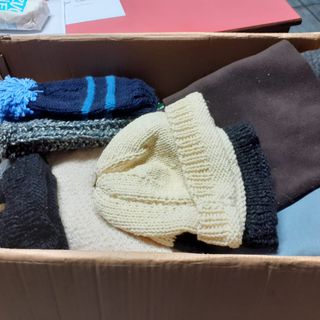 La solidarietà non aspetta Natale. Consegnati al centro di accoglienza maschile e alla Casa delle donne, sciarpe e berretti di lana