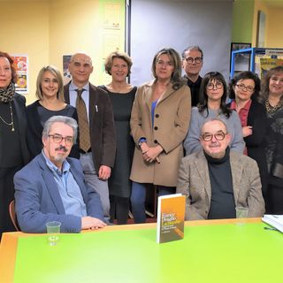 i protagonisti dell'incontro e alcuni rappresentanti del direttivo dell'associazione Memoria Viva Canelli e del Consiglio di Biblioteca Gigi Monticone