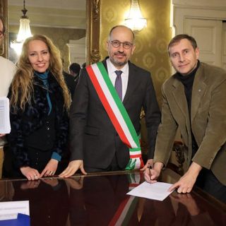 La consegna delle firme dal comitato al sindaco Rasero