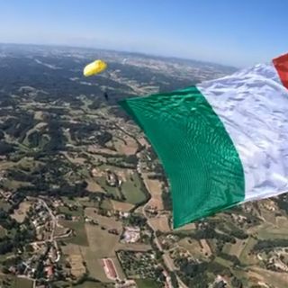 Un paio di immagini (la seconda a fine articolo) estrapolate dal video del lancio con il bandierone tricolore
