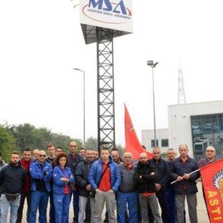 Lavoratori in sciopero (foto facebook Casa del Popolo)