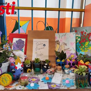 Alcuni degli oggetti realizzati dai bimbi e dalle bimbe della scuola primaria di Motta. Questa immagine, così come tutte le altre presenti a fine articolo, è stata gentilmente fornita dalle insegnanti della scuola, che ringraziamo per la collaborazione