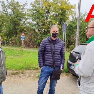 Al centro dell'immagine il lavoratore licenziato, a destra Salvatore Pafundi