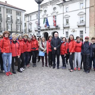 Le partecipanti alla camminata nel centro cittadino ritratte con il sindaco Rasero
