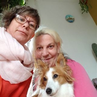 Linda (a sinistra) e Emanuela Pines - Immagine tratta dal profilo Facebook di quest'ultima