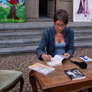 La scrittrice Linda Pines presenta il suo libro a San Damiano per &quot;Un the con l'autore&quot;