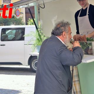 Marcello Masi immortalato mentre gusta una cialde di carne cruda
