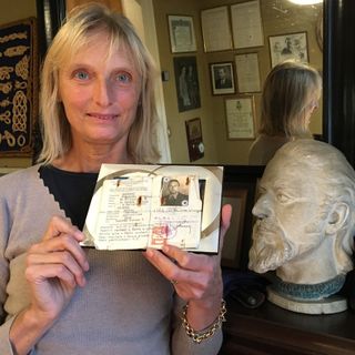 Lorenza Balbo con una delle carte d'identità false usate dal padre durante la Resistenza (immagine tratta da &quot;Io c'ero&quot; di Laura Nosenzo e Loredana Dova); la locandina dell'evento