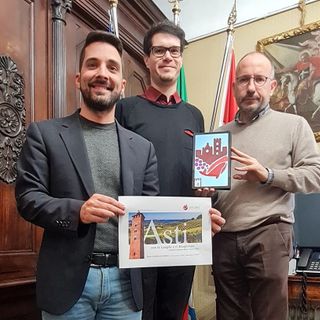 L'autore del logo ritratto con l'assessore Paride Candelaresi e con il sindaco Maurizio Rasero