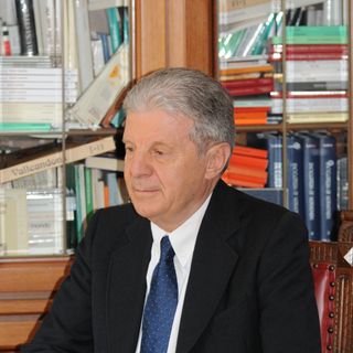 Il sociologo don Luigi Berzano alla libreria Alberi d'acqua di Asti