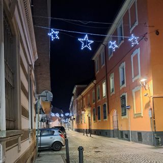 Le luminarie ancora accese in via Brofferio