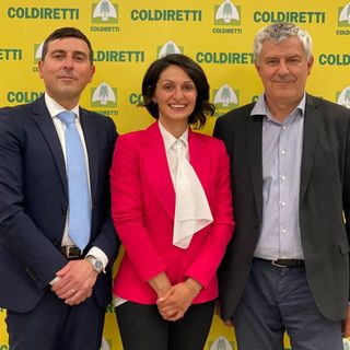 La neo presidente ritratta tra il direttore di Coldiretti Asti Diego Furia (alla sua destra) e il suo predecessore Marco Reggio