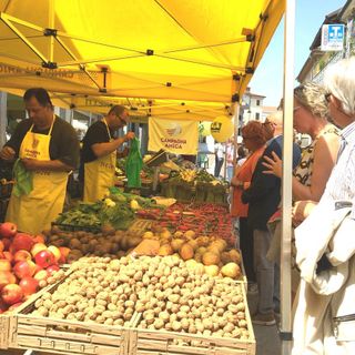 Acquisti alla bancarella di un produttore locale di Campagna Amica