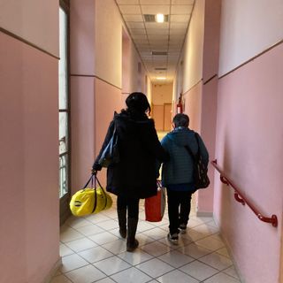 Un'immagine emblematica delle oss che se ne vanno dal Maina