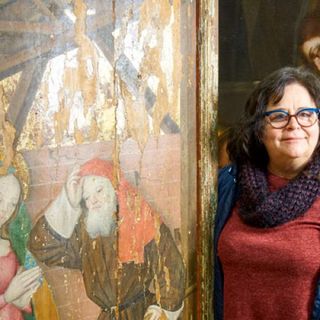 Maria Teresa Nicola e una delle tavole di Vezzolano