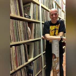 Massimo Cotto ritratto (da Paola Malfatto) con una parte della sua immensa collezione musicale