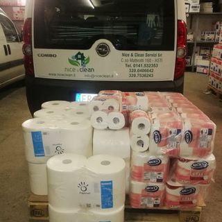 Per la scuola Parini, grazie a raccolte fondi, circa 40 litri di disinfettante e 436 rotoli di carta igienica