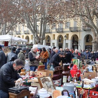 Il mercatino dell'antiquariato in piazza Alfieri