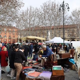 Mercatino dell'antiquariato temporaneamente trasferito per i preparativi del Palio di Asti 2025