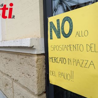 Stefano Allovio, presidente del Consorzio di gestione del Mercato Coperto. A fine articolo, due scatti di Merfephoto - Efrem Zanchettin che mostrano il cartello affisso