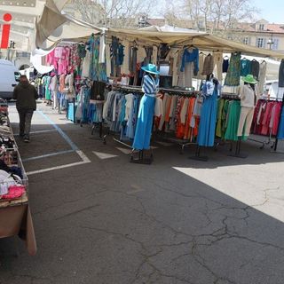 Continua la querelle su orari e spazi del mercato di piazza Alfieri [VIDEO]