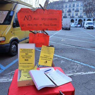 &quot;Chiediamo aiuto anche ai cittadini, dietro a un banco vive una famiglia&quot;. Nuovo sit-in degli ambulanti astigiani