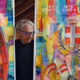 Il Maestro del Palio FIlippo Pinsoglio con i Palii 2021 (MerfePhoto)