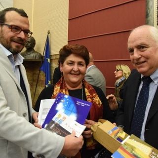 Il momento della presentazione della ricerca di Gianni Goria al ministro Bellanova