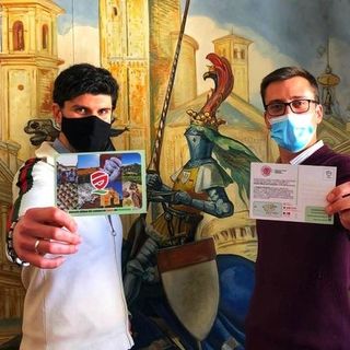 Nell'immagine d'archivio, risalente al periodo di emergenza Covid, il sindaco di Moncalvo Christian Orecchia e il suo vice Andrea Giroldo mostrano le cartoline del Distretto