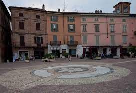 Uno scorcio di piazza Garibaldi, che venerdì ospiterà il terzo appuntamento del Festival Caccia
