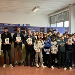 Sindaco e vicesindaco di Moncalvo con alcuni studenti cui sono destinati i volumi di educazione ambientale