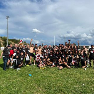 Due immagini (tratte dalla pagina Facebook del team) relative il Monferrato Rugby, neo promosso in A